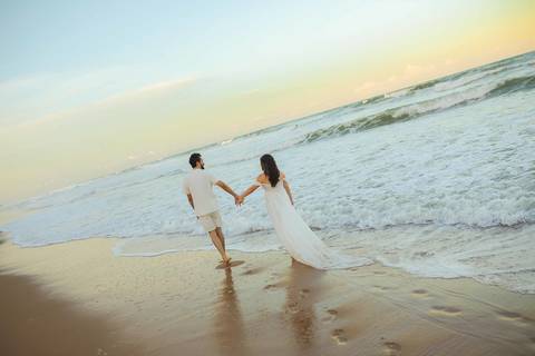 Capturando a delicadeza da espera pela Clara sob a luz rosa da Bahia. Um ensaio gestante simples e poético no Grand Palladium Resort & Spa - All Inclusive. #FotografiaMaternidade #EnsaioNoPorDoSol #PraiaDoForteBahia #Imbassai #GestanteLinda'