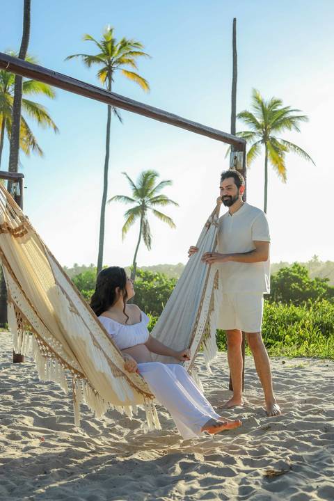 Fotografia gestacional em Praia do Forte: a doce espera de Nayara e Gabriel. Um momento de puro renascimento e esperança sob o céu de Imbassaí.'