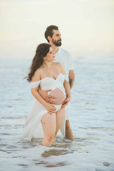 Capturando a delicadeza da espera pela Clara sob a luz rosa da Bahia. Um ensaio gestante simples e poético no Grand Palladium Resort & Spa - All Inclusive. #FotografiaMaternidade #EnsaioNoPorDoSol #PraiaDoForteBahia #Imbassai #GestanteLinda'