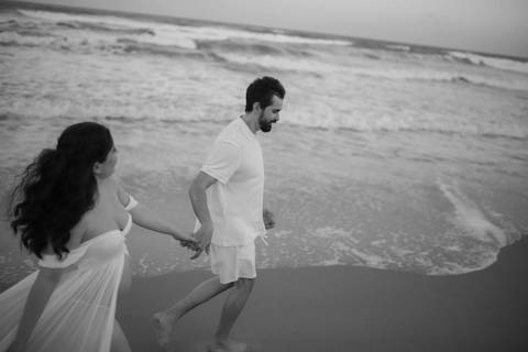 O pôr do sol em Imbassaí presenteou a pequena Clara com um céu inesquecível. Como fotógrafo em Praia do Forte, busco a simplicidade que emociona e eterniza. #OQueFazerEmPraiaDoForte #FotografiaGestante #LuzDoPorDoSol #Bahia #EnsaioExternoNordeste'