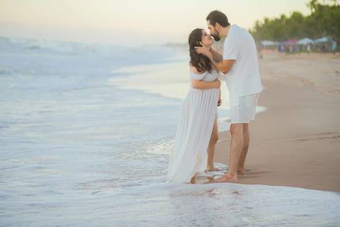 Nada supera a emoção de um ensaio fotográfico no Litoral Norte da Bahia. Nayara e Gabriel vivem a esperança da Clara em um cenário de tirar o fôlego em Imbassaí. #FotografoNaBahia #EnsaioCasalGestante #GrandPalladium #BookMaternidade #LuzRosaCeu'