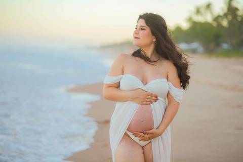 A fotografia gestacional lifestyle foca no amor real. No Grand Palladium Imbassaí, registramos a paz que a Clara já traz para a vida da Nayara e do Gabriel. #LifestylePhotography #GestanteBahia #PraiaDoForte #Imbassai #WaldyrLantyerEditor'