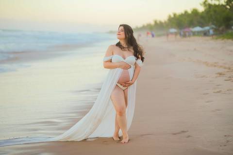A fotografia gestacional lifestyle foca no amor real. No Grand Palladium Imbassaí, registramos a paz que a Clara já traz para a vida da Nayara e do Gabriel. #LifestylePhotography #GestanteBahia #PraiaDoForte #Imbassai #WaldyrLantyerEditor'