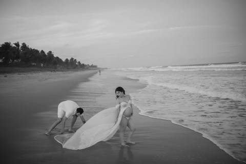 O pôr do sol em Imbassaí presenteou a pequena Clara com um céu inesquecível. Como fotógrafo em Praia do Forte, busco a simplicidade que emociona e eterniza. #OQueFazerEmPraiaDoForte #FotografiaGestante #LuzDoPorDoSol #Bahia #EnsaioExternoNordeste'