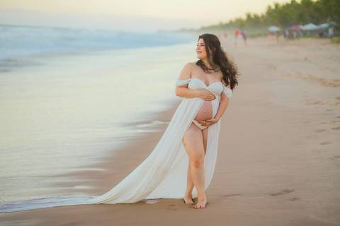 A fotografia gestacional lifestyle foca no amor real. No Grand Palladium Imbassaí, registramos a paz que a Clara já traz para a vida da Nayara e do Gabriel. #LifestylePhotography #GestanteBahia #PraiaDoForte #Imbassai #WaldyrLantyerEditor'