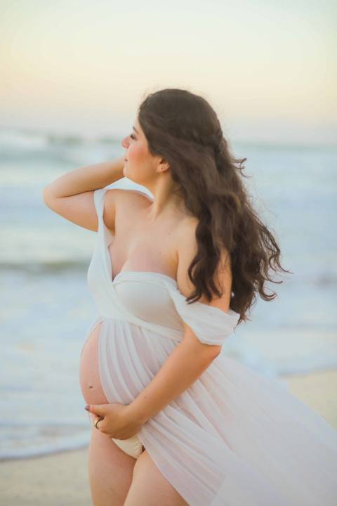 A fotografia gestacional lifestyle foca no amor real. No Grand Palladium Imbassaí, registramos a paz que a Clara já traz para a vida da Nayara e do Gabriel. #LifestylePhotography #GestanteBahia #PraiaDoForte #Imbassai #WaldyrLantyerEditor'
