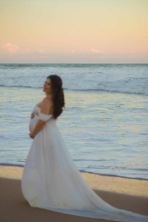 A fotografia gestacional lifestyle foca no amor real. No Grand Palladium Imbassaí, registramos a paz que a Clara já traz para a vida da Nayara e do Gabriel. #LifestylePhotography #GestanteBahia #PraiaDoForte #Imbassai #WaldyrLantyerEditor'