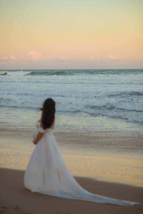 A fotografia gestacional lifestyle foca no amor real. No Grand Palladium Imbassaí, registramos a paz que a Clara já traz para a vida da Nayara e do Gabriel. #LifestylePhotography #GestanteBahia #PraiaDoForte #Imbassai #WaldyrLantyerEditor'