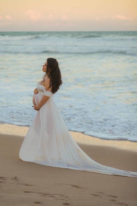 A fotografia gestacional lifestyle foca no amor real. No Grand Palladium Imbassaí, registramos a paz que a Clara já traz para a vida da Nayara e do Gabriel. #LifestylePhotography #GestanteBahia #PraiaDoForte #Imbassai #WaldyrLantyerEditor'