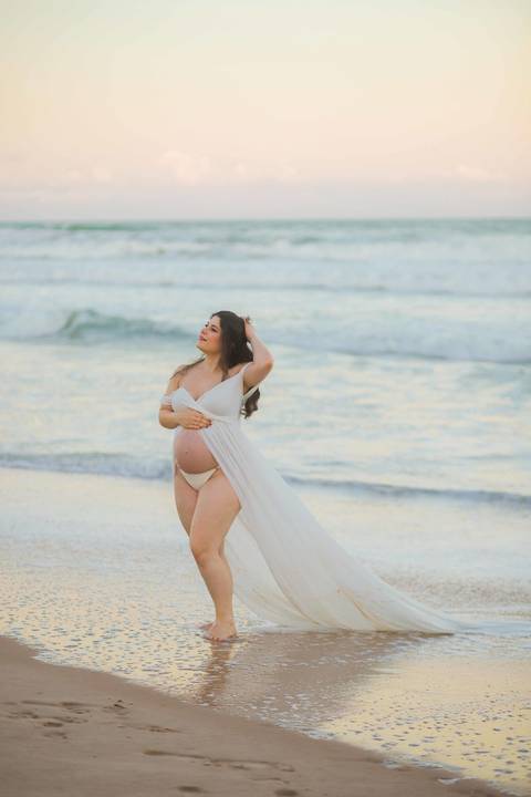 Se você busca o que fazer em Praia do Forte, um ensaio no pôr do sol é a escolha perfeita. A luz rosa de Imbassaí abençoou a espera pela pequena Clara hoje. #TurismoBahia #EnsaioFotografico #MaternidadeComAmor #FotografoProfissional #BahiaBrasil'