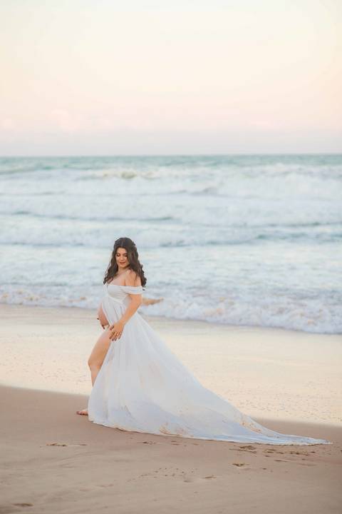 Se você busca o que fazer em Praia do Forte, um ensaio no pôr do sol é a escolha perfeita. A luz rosa de Imbassaí abençoou a espera pela pequena Clara hoje. #TurismoBahia #EnsaioFotografico #MaternidadeComAmor #FotografoProfissional #BahiaBrasil'