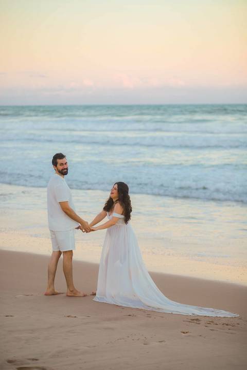 Se você busca o que fazer em Praia do Forte, um ensaio no pôr do sol é a escolha perfeita. A luz rosa de Imbassaí abençoou a espera pela pequena Clara hoje. #TurismoBahia #EnsaioFotografico #MaternidadeComAmor #FotografoProfissional #BahiaBrasil'