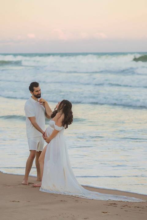 Se você busca o que fazer em Praia do Forte, um ensaio no pôr do sol é a escolha perfeita. A luz rosa de Imbassaí abençoou a espera pela pequena Clara hoje. #TurismoBahia #EnsaioFotografico #MaternidadeComAmor #FotografoProfissional #BahiaBrasil'