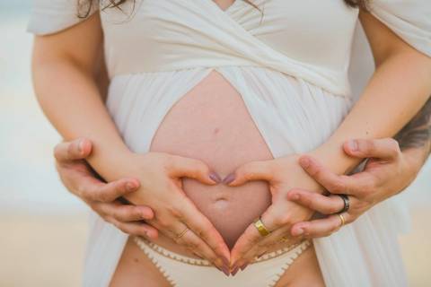 Gratidão ao casal Nayara e Gabriel pela confiança. Fotografar a maternidade em Imbassaí é ver a esperança florescer em cada clique sob o céu rosa do Nordeste. #Agradecimento #FotografiaComAlma #EnsaioGestantePraia #GrandPalladium #ClaraChegando'