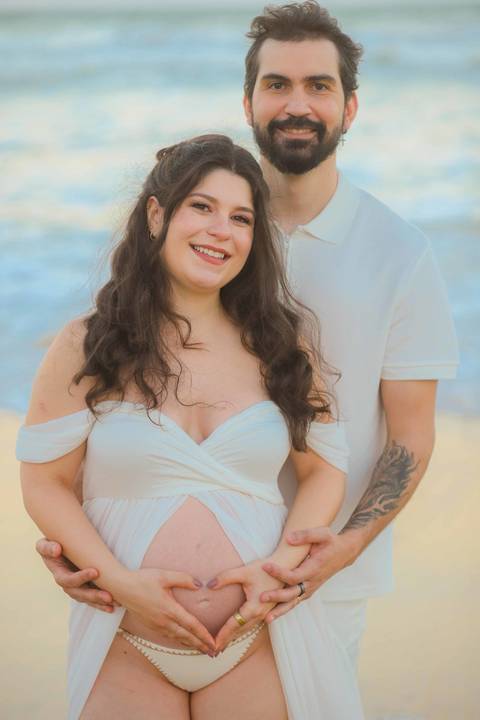Gratidão ao casal Nayara e Gabriel pela confiança. Fotografar a maternidade em Imbassaí é ver a esperança florescer em cada clique sob o céu rosa do Nordeste. #Agradecimento #FotografiaComAlma #EnsaioGestantePraia #GrandPalladium #ClaraChegando'
