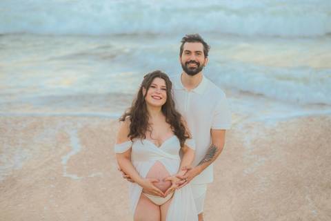 Gratidão ao casal Nayara e Gabriel pela confiança. Fotografar a maternidade em Imbassaí é ver a esperança florescer em cada clique sob o céu rosa do Nordeste. #Agradecimento #FotografiaComAlma #EnsaioGestantePraia #GrandPalladium #ClaraChegando'