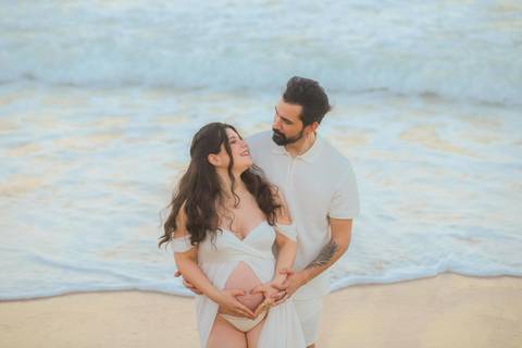 Gratidão ao casal Nayara e Gabriel pela confiança. Fotografar a maternidade em Imbassaí é ver a esperança florescer em cada clique sob o céu rosa do Nordeste. #Agradecimento #FotografiaComAlma #EnsaioGestantePraia #GrandPalladium #ClaraChegando'