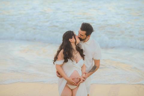 Gratidão ao casal Nayara e Gabriel pela confiança. Fotografar a maternidade em Imbassaí é ver a esperança florescer em cada clique sob o céu rosa do Nordeste. #Agradecimento #FotografiaComAlma #EnsaioGestantePraia #GrandPalladium #ClaraChegando'