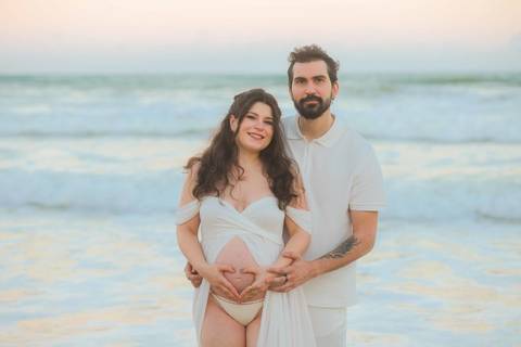 Gratidão ao casal Nayara e Gabriel pela confiança. Fotografar a maternidade em Imbassaí é ver a esperança florescer em cada clique sob o céu rosa do Nordeste. #Agradecimento #FotografiaComAlma #EnsaioGestantePraia #GrandPalladium #ClaraChegando'