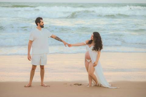 Gratidão ao casal Nayara e Gabriel pela confiança. Fotografar a maternidade em Imbassaí é ver a esperança florescer em cada clique sob o céu rosa do Nordeste. #Agradecimento #FotografiaComAlma #EnsaioGestantePraia #GrandPalladium #ClaraChegando'