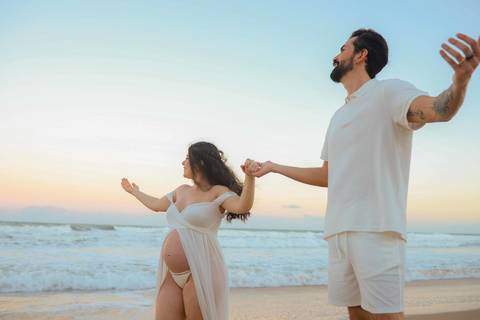 Gratidão ao casal Nayara e Gabriel pela confiança. Fotografar a maternidade em Imbassaí é ver a esperança florescer em cada clique sob o céu rosa do Nordeste. #Agradecimento #FotografiaComAlma #EnsaioGestantePraia #GrandPalladium #ClaraChegando'