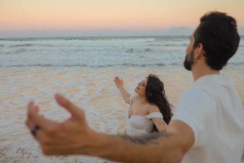 Um ensaio gestante no Grand Palladium Imbassaí exige um olhar atento à luz. O fim de tarde rosa trouxe a delicadeza que a história da Clara precisava ter. #BookGestanteExterno #FotografoDeFamilia #LitoralNorteBA #PraiaDoForte #WaldyrLantyer'