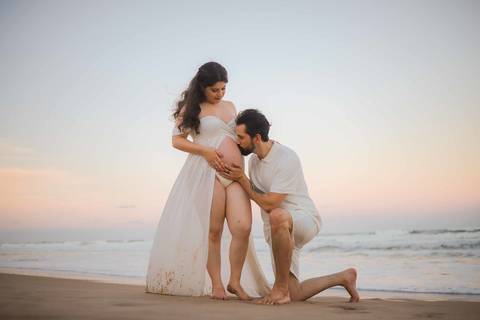 Um ensaio gestante no Grand Palladium Imbassaí exige um olhar atento à luz. O fim de tarde rosa trouxe a delicadeza que a história da Clara precisava ter. #BookGestanteExterno #FotografoDeFamilia #LitoralNorteBA #PraiaDoForte #WaldyrLantyer'