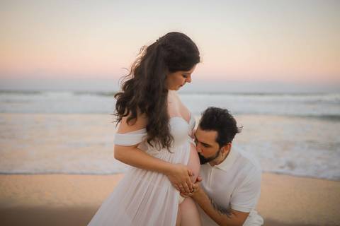 Um ensaio gestante no Grand Palladium Imbassaí exige um olhar atento à luz. O fim de tarde rosa trouxe a delicadeza que a história da Clara precisava ter. #BookGestanteExterno #FotografoDeFamilia #LitoralNorteBA #PraiaDoForte #WaldyrLantyer'