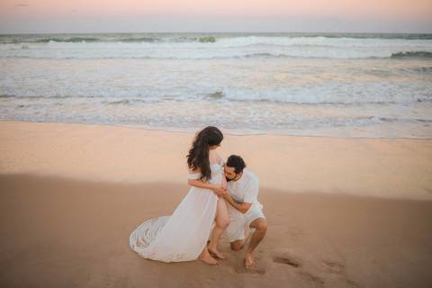 O renascimento de uma família capturado pelas lentes de Waldyr Lantyer. Nayara e Gabriel, à espera de Clara, em um ensaio simples e belo no resort em Imbassaí. #GestacaoComAmor #FotografoBahia #CeuRosa #ImbassaiBeach #MaternidadeFeliz #Nordeste'