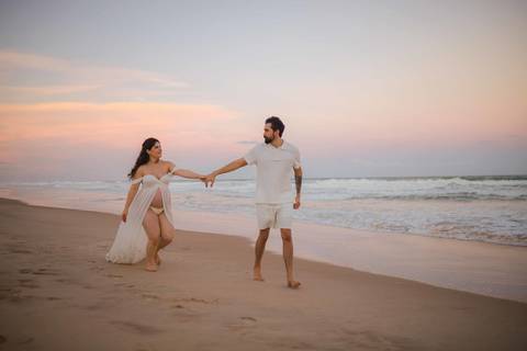 O renascimento de uma família capturado pelas lentes de Waldyr Lantyer. Nayara e Gabriel, à espera de Clara, em um ensaio simples e belo no resort em Imbassaí. #GestacaoComAmor #FotografoBahia #CeuRosa #ImbassaiBeach #MaternidadeFeliz #Nordeste'
