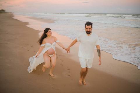 O renascimento de uma família capturado pelas lentes de Waldyr Lantyer. Nayara e Gabriel, à espera de Clara, em um ensaio simples e belo no resort em Imbassaí. #GestacaoComAmor #FotografoBahia #CeuRosa #ImbassaiBeach #MaternidadeFeliz #Nordeste'