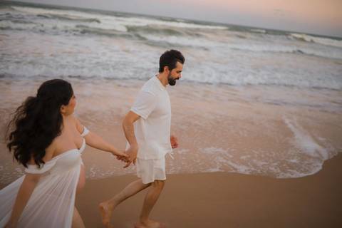 O renascimento de uma família capturado pelas lentes de Waldyr Lantyer. Nayara e Gabriel, à espera de Clara, em um ensaio simples e belo no resort em Imbassaí. #GestacaoComAmor #FotografoBahia #CeuRosa #ImbassaiBeach #MaternidadeFeliz #Nordeste'
