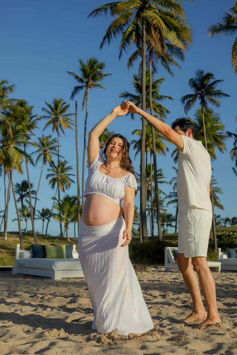 Fotografia gestacional em Praia do Forte: a doce espera de Nayara e Gabriel. Um momento de puro renascimento e esperança sob o céu de Imbassaí.'