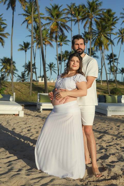 Fotografia gestacional em Praia do Forte: a doce espera de Nayara e Gabriel. Um momento de puro renascimento e esperança sob o céu de Imbassaí.'