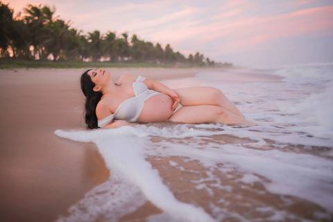 A fotografia de maternidade é símbolo de renovação. Em Imbassaí, registramos o amor de Nayara e Gabriel com a luz mágica de um pôr do sol rosa inesquecível. #Esperanca #Renascimento #EnsaioGestante #FotografoLitoralNorte #Clara #AmorDePais'