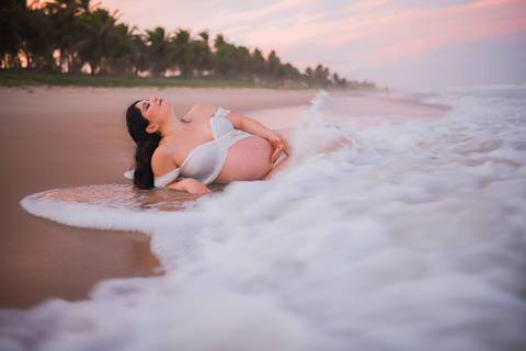 A fotografia de maternidade é símbolo de renovação. Em Imbassaí, registramos o amor de Nayara e Gabriel com a luz mágica de um pôr do sol rosa inesquecível. #Esperanca #Renascimento #EnsaioGestante #FotografoLitoralNorte #Clara #AmorDePais'
