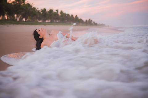 A fotografia de maternidade é símbolo de renovação. Em Imbassaí, registramos o amor de Nayara e Gabriel com a luz mágica de um pôr do sol rosa inesquecível. #Esperanca #Renascimento #EnsaioGestante #FotografoLitoralNorte #Clara #AmorDePais'