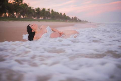 Momentos preciosos no Grand Palladium Imbassaí Resort. Ensaio gestante com foco na verdade do casal e na luz natural da nossa Bahia. Clara já é muito amada! #EnsaiosBahia #MaternidadeNaPraia #FotografoPraiaDoForte #Imbassai #WaldyrLantyerVideo'