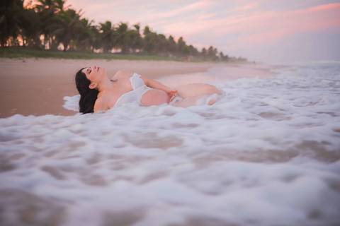 A fotografia de maternidade é símbolo de renovação. Em Imbassaí, registramos o amor de Nayara e Gabriel com a luz mágica de um pôr do sol rosa inesquecível. #Esperanca #Renascimento #EnsaioGestante #FotografoLitoralNorte #Clara #AmorDePais'
