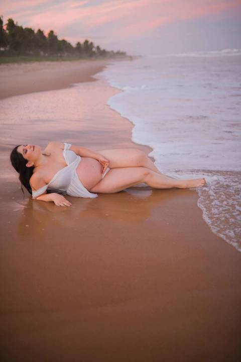 A fotografia de maternidade é símbolo de renovação. Em Imbassaí, registramos o amor de Nayara e Gabriel com a luz mágica de um pôr do sol rosa inesquecível. #Esperanca #Renascimento #EnsaioGestante #FotografoLitoralNorte #Clara #AmorDePais'