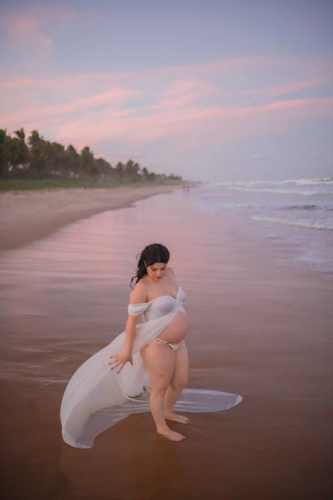 Cada detalhe do ensaio de Nayara e Gabriel foi pensado para refletir a paz da Clara. O pôr do sol em Imbassaí é o cenário ideal para fotos de gestante na praia. #CenarioFotografico #GestanteBahia #BookExterno #PraiaDoForte #LuzNatural #Photo'