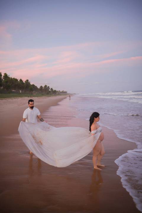 Cada detalhe do ensaio de Nayara e Gabriel foi pensado para refletir a paz da Clara. O pôr do sol em Imbassaí é o cenário ideal para fotos de gestante na praia. #CenarioFotografico #GestanteBahia #BookExterno #PraiaDoForte #LuzNatural #Photo'