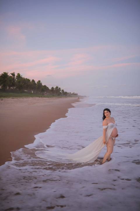 Cada detalhe do ensaio de Nayara e Gabriel foi pensado para refletir a paz da Clara. O pôr do sol em Imbassaí é o cenário ideal para fotos de gestante na praia. #CenarioFotografico #GestanteBahia #BookExterno #PraiaDoForte #LuzNatural #Photo'