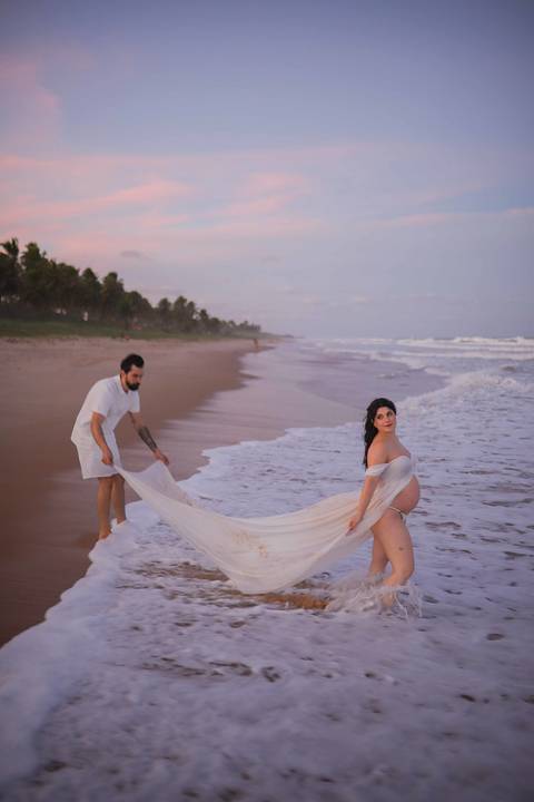 Cada detalhe do ensaio de Nayara e Gabriel foi pensado para refletir a paz da Clara. O pôr do sol em Imbassaí é o cenário ideal para fotos de gestante na praia. #CenarioFotografico #GestanteBahia #BookExterno #PraiaDoForte #LuzNatural #Photo'