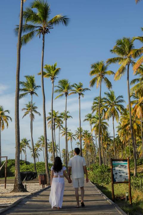 À espera da Clara no Grand Palladium Imbassaí. Um ensaio gestante delicado com a luz mágica do pôr do sol na Bahia. Waldyr Lantyer Fotografia.'