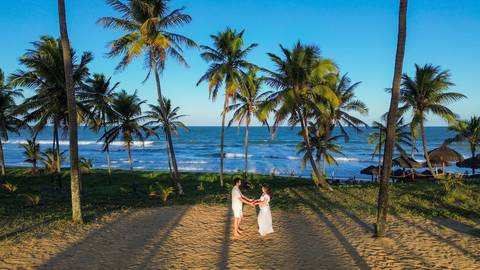 O que vestir e como posar no seu ensaio gestante na Bahia? A Nayara escolheu a simplicidade e o resultado no Grand Palladium Imbassaí foi pura poesia visual. #DicasDeFotografia #EnsaioGestante #PraiaDoForte #CeuRosa #Imbassai #WaldyrLantyerBA'