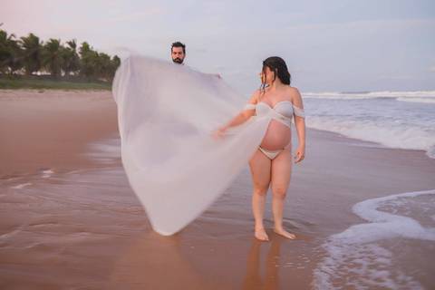 A simplicidade de um abraço sob a luz rosa de Imbassaí. Ensaio gestante focado na emoção e na delicadeza desse momento único para a Nayara e o Gabriel. #EnsaioDeFamilia #GestanteNoResort #PraiaDoForte #Imbassai #FotografoProfissional #Clara'