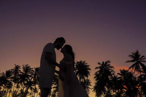 A simplicidade de um abraço sob a luz rosa de Imbassaí. Ensaio gestante focado na emoção e na delicadeza desse momento único para a Nayara e o Gabriel. #EnsaioDeFamilia #GestanteNoResort #PraiaDoForte #Imbassai #FotografoProfissional #Clara'