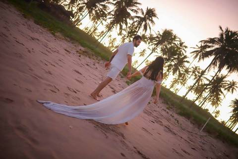 A simplicidade de um abraço sob a luz rosa de Imbassaí. Ensaio gestante focado na emoção e na delicadeza desse momento único para a Nayara e o Gabriel. #EnsaioDeFamilia #GestanteNoResort #PraiaDoForte #Imbassai #FotografoProfissional #Clara'