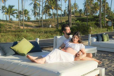 Nayara e Gabriel em um momento de pura conexão no Litoral Norte. Fotografia gestacional em Praia do Forte é capturar a esperança em cada detalhe do pôr do sol. #BookGestanteBahia #FotosImbassai #EnsaioMaternidade #GestanteNoMar #WaldyrLantyer'